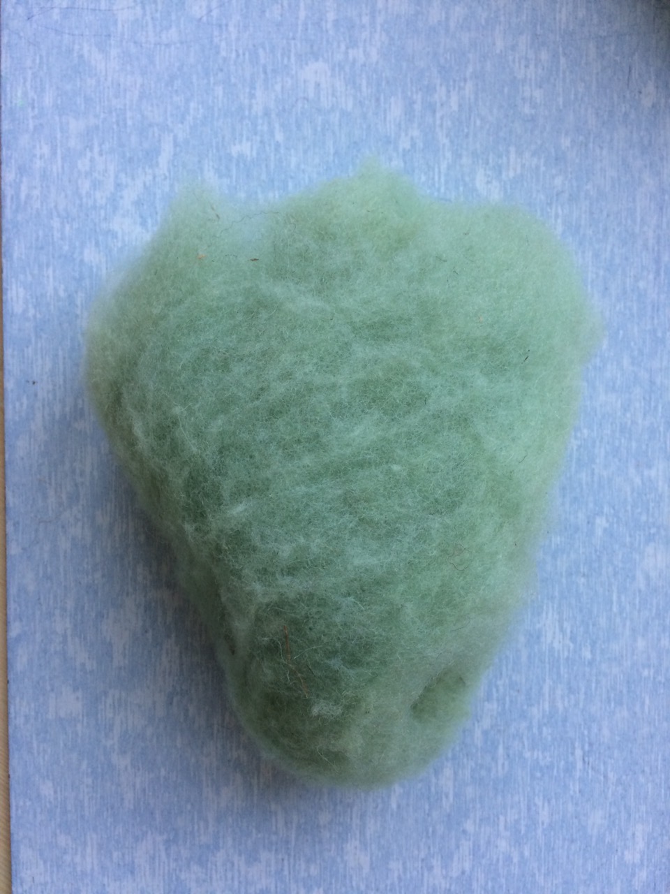 Light-green colored filling wool (100% wool)