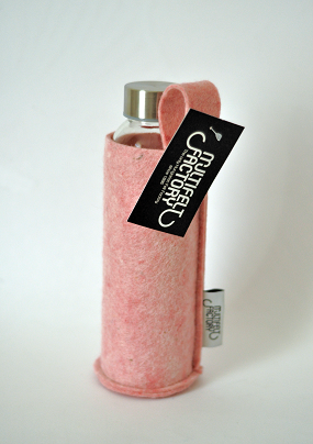 Glass bottle and woolfelt bottle coat in pink melange color