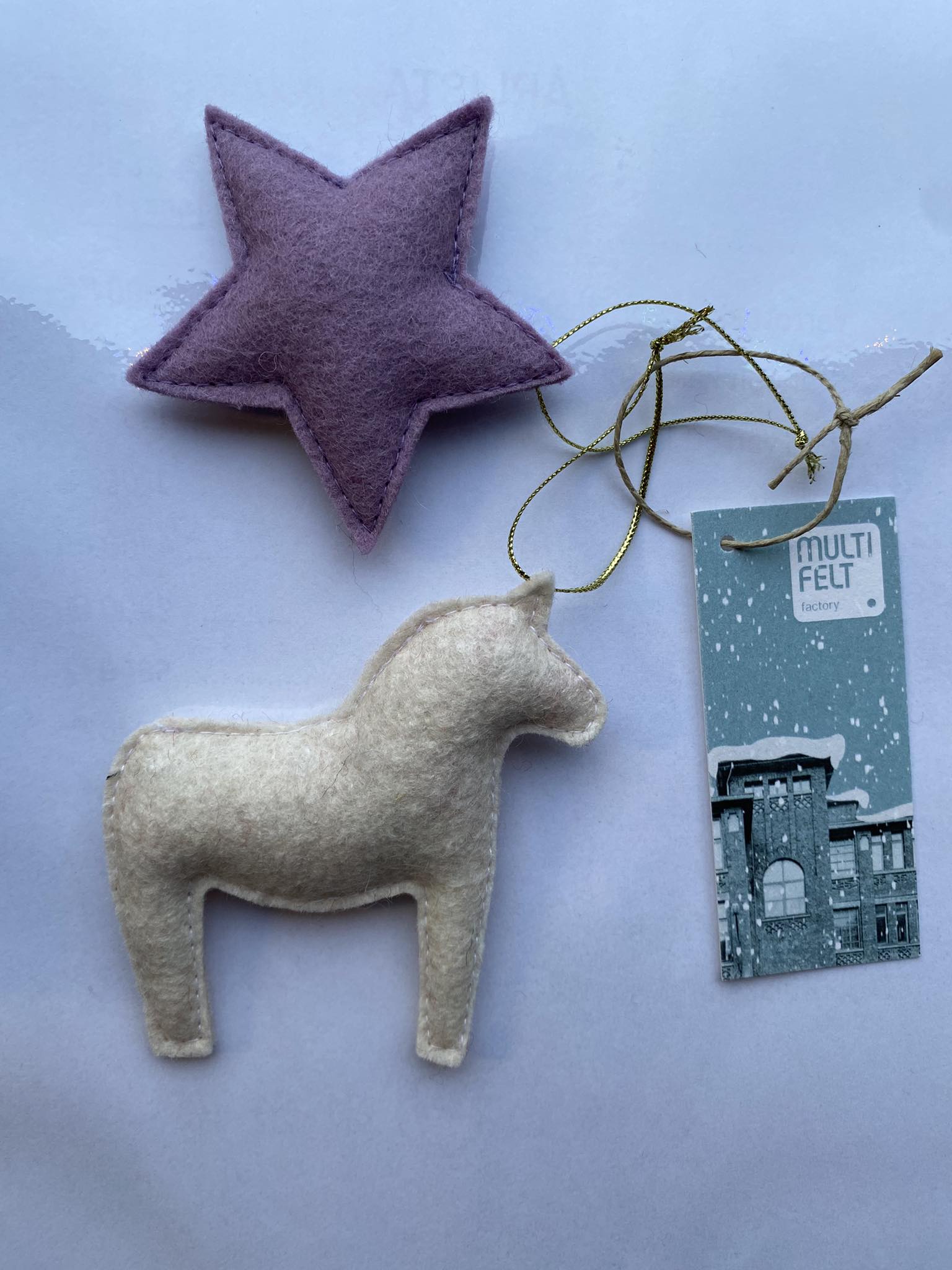 Tömött karácsonyfa dísz: lila csillag&fehér ló