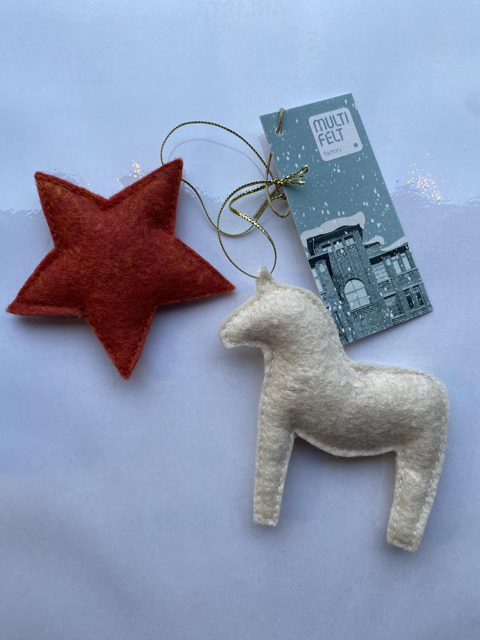 Tömött karácsonyfa dísz: piros csillag&fehér ló